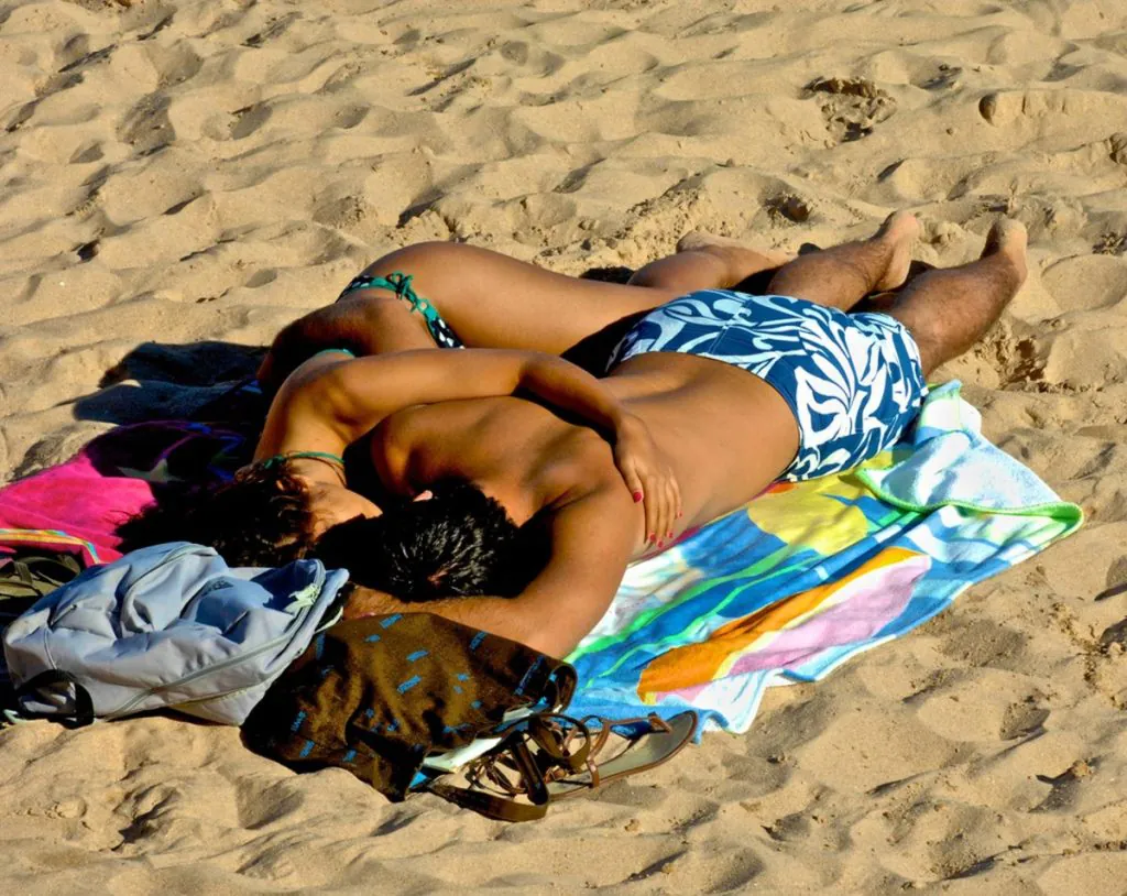 <p>Casal em praia de Estoril</p>
