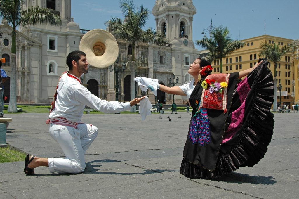 <p>Marinera, dança típica</p>
