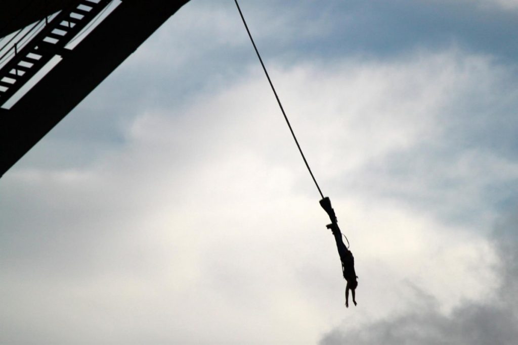 <p>Bungee jump na Auckland Harbour Bridge</p>
