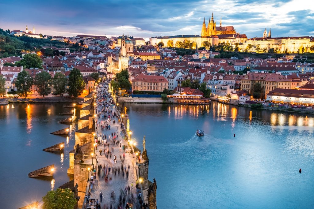 <p>Ponte Carlos e Castelo de Praga à beira do Rio Moldávia</p>
