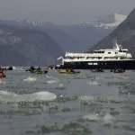 Cruzeiro leva turistas aventureiros ao Alasca