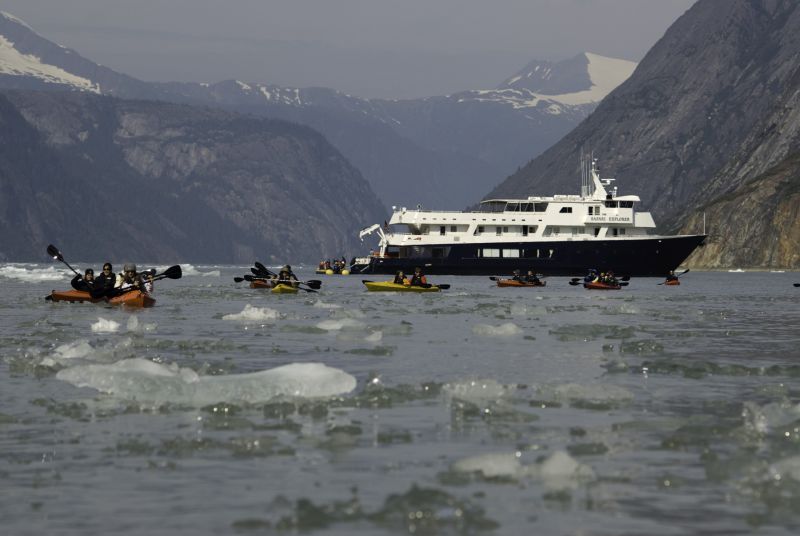 Cruzeiro leva turistas aventureiros ao Alasca