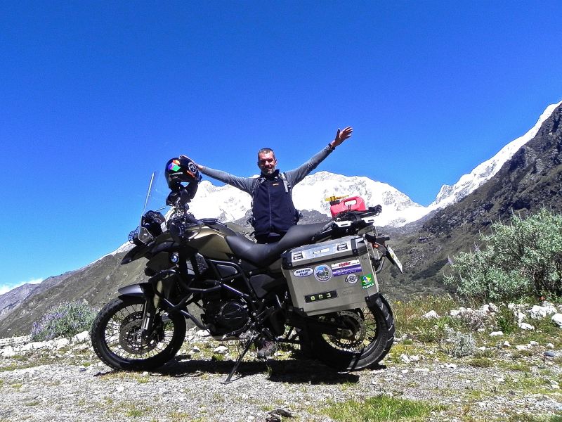 Conheça o brasileiro que está dando a volta ao mundo de moto