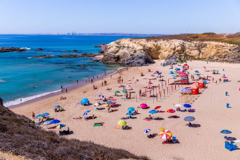 Curta o verão europeu no litoral do Alentejo