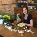 Brasileira alia viagens a cafés e faz sucesso no Instagram