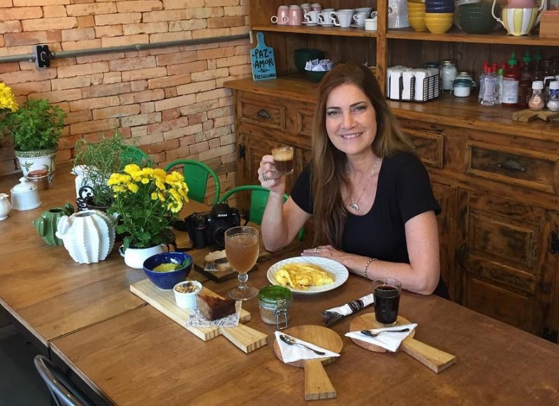 Brasileira alia viagens a cafés e faz sucesso no Instagram