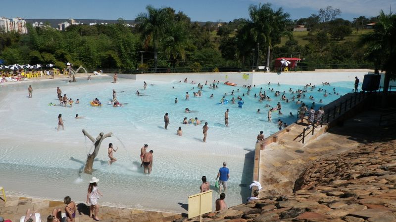 Parques aquáticos e piscinas naturais dão vida às &#8220;praias&#8221; de Caldas Novas