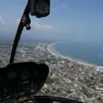 Voo panorâmico por litoral paulista é atração no Guarujá