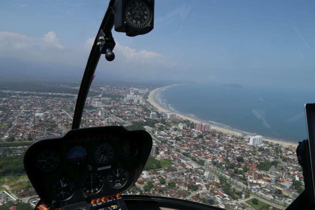 Voo panorâmico por litoral paulista é atração no Guarujá