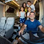 Família planeja volta ao mundo a bordo de motorhome