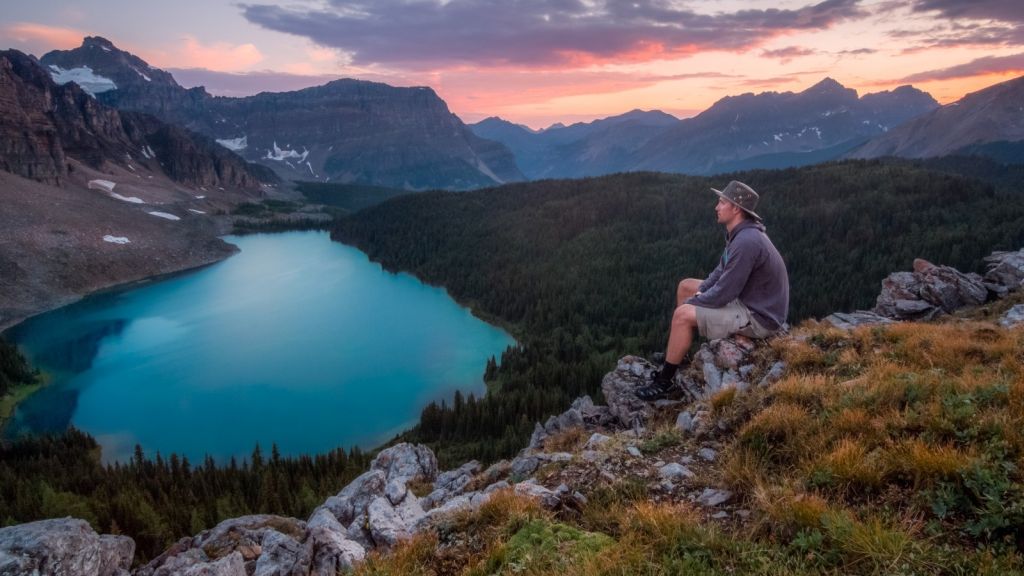 Piscina aquecida no gelo é opção de passeio em Banff