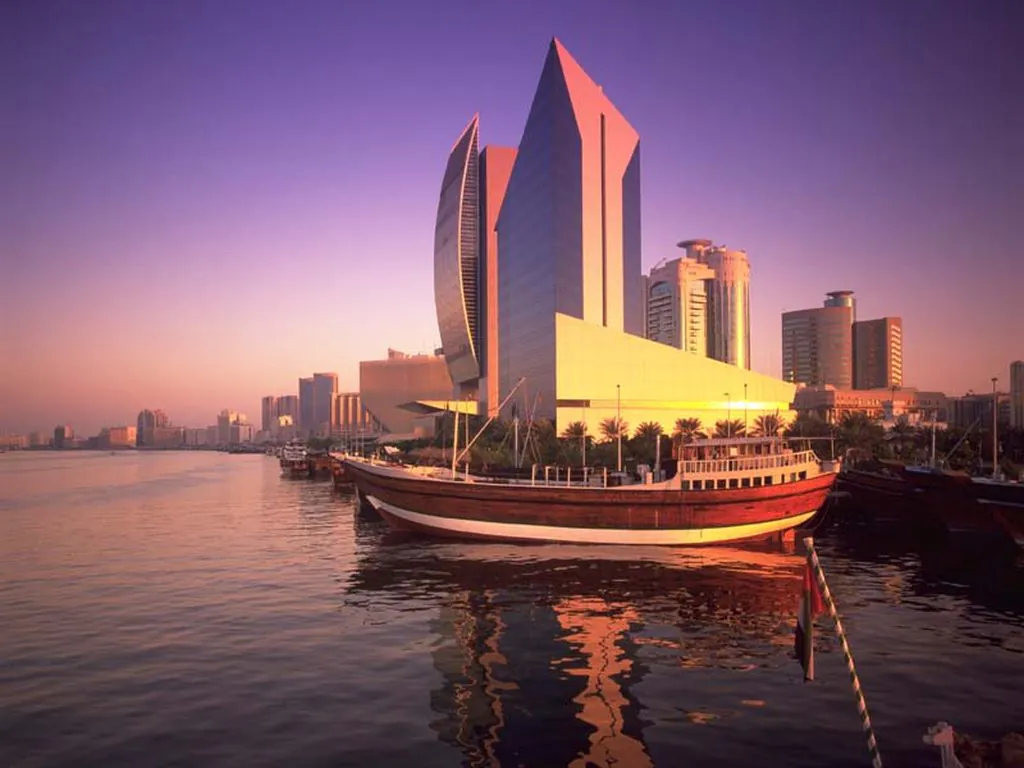 Barco na marina de Dubai
