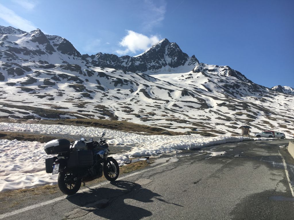 Roteiro leva motociclistas para pilotar nos alpes europeus