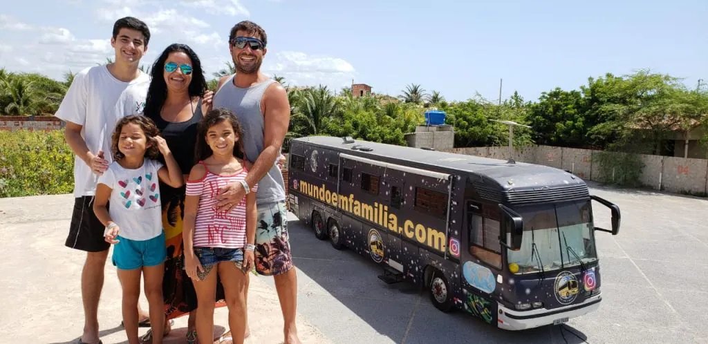 Família vive em motorhome para dar volta ao mundo