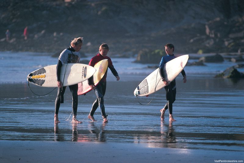 Surfistas em Pembrokeshire