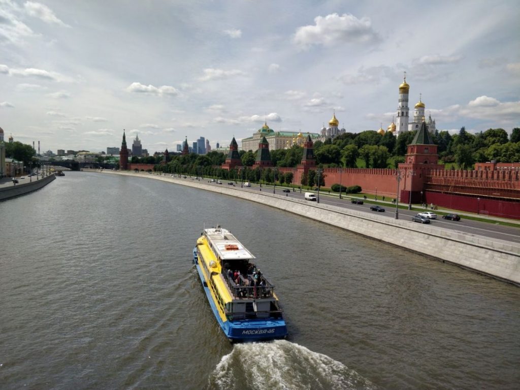 <p>Rio Moscou e o Kremlin, à direita</p>
