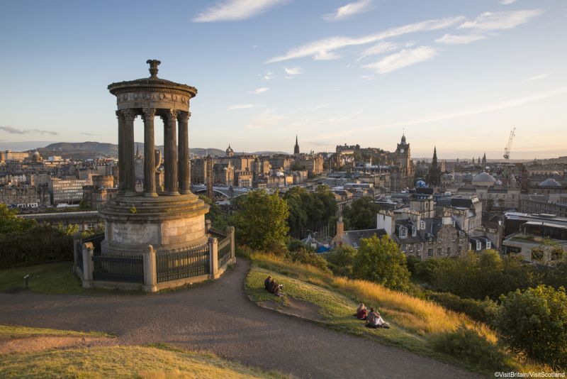 Calton Hill proporciona uma vista privilegiada da capital escocesa |Divulgação