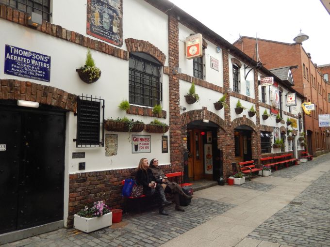 Casal em rua de Belfast