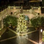 Itália: Hotel de Russie recebe árvore de Natal decorada com joias e ouro