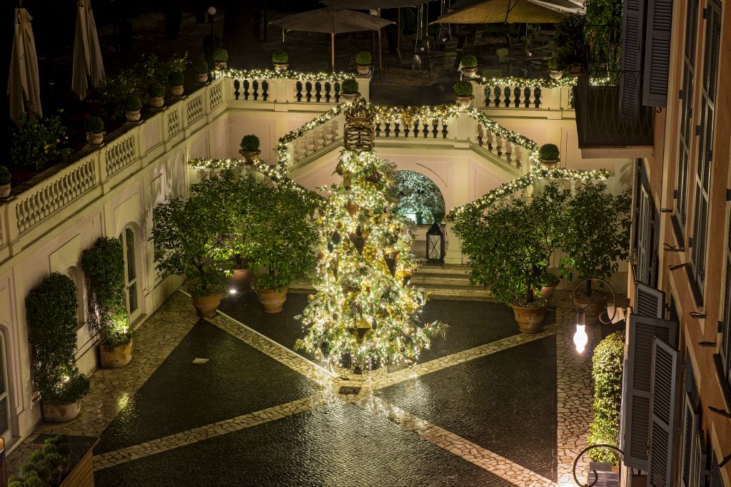 Itália: Hotel de Russie recebe árvore de Natal decorada com joias e ouro