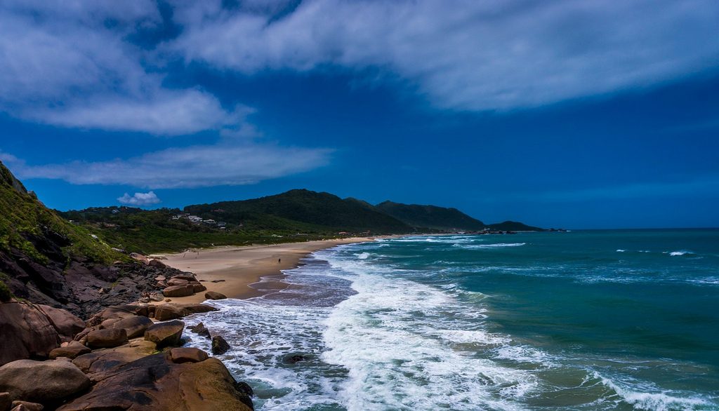 Praia em Florianópolis | <a href="https://www.flickr.com/photos/gameoflight/12324484404/">Gаme of light</a> on <a href="https://visualhunt.com/photos/beach/">VisualHunt</a> / <a href="http://creativecommons.org/licenses/by-nc-sa/2.0/"> CC BY-NC-SA</a>