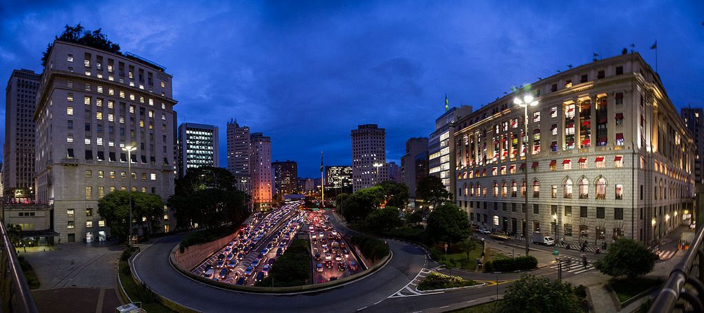 Ruas de São Paulo | <a href="https://www.flickr.com/photos/stankuns/13691636204/">Fernando Stankuns</a> on <a href="https://visualhunt.com/">Visual Hunt</a> / <a href="http://creativecommons.org/licenses/by-nc-sa/2.0/"> CC BY-NC-SA</a>