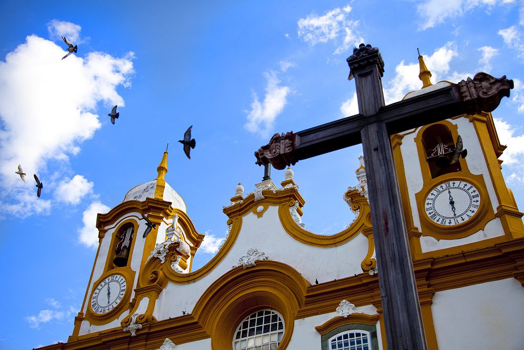 Vista da igreja em Tiradentes | <a href="https://www.flickr.com/photos/antoniothomas/5424988129/">Thomás</a> on <a href="https://visualhunt.com/photos/city/">Visualhunt</a> / <a href="http://creativecommons.org/licenses/by/2.0/"> CC BY</a>