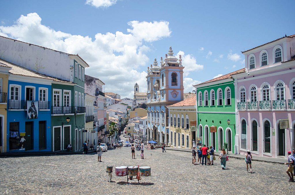 Ruas do Pelourinho na Bahia | <a href="https://www.flickr.com/photos/everaldovilela/44793584504/">Everaldo Vilela</a> on <a href="https://visualhunt.com">Visual Hunt</a> / <a href="http://creativecommons.org/licenses/by-nc-sa/2.0/"> CC BY-NC-SA</a>