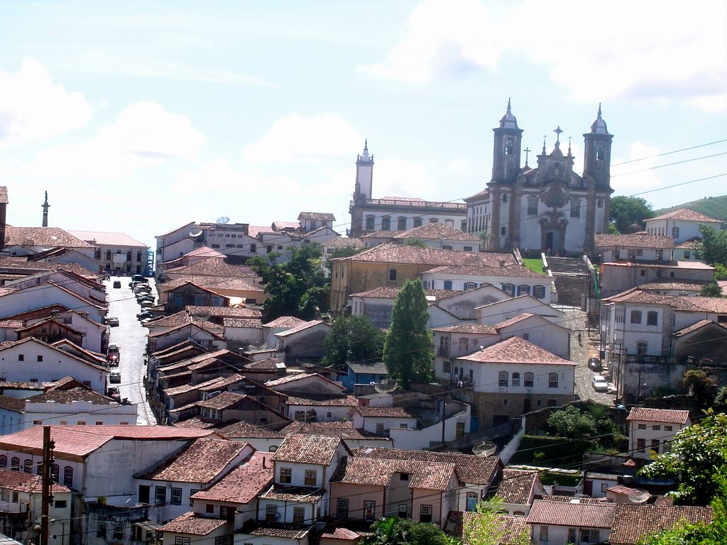 Rua e casas em Ouro Preto | <a href="https://www.flickr.com/photos/rubempjr/8188957124/">Rubem Jr</a> on <a href="https://visualhunt.com/photos/city/">Visual Hunt</a> / <a href="http://creativecommons.org/licenses/by-nc-sa/2.0/"> CC BY-NC-SA</a>