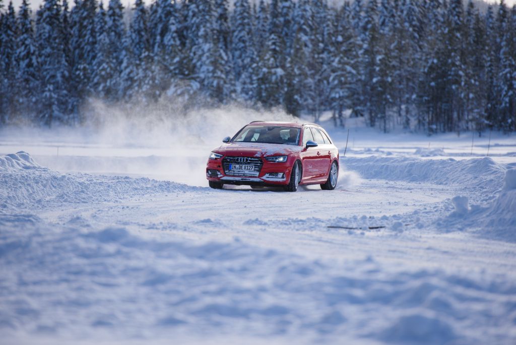 Audi leva viajantes para dirigir no gelo da Suécia