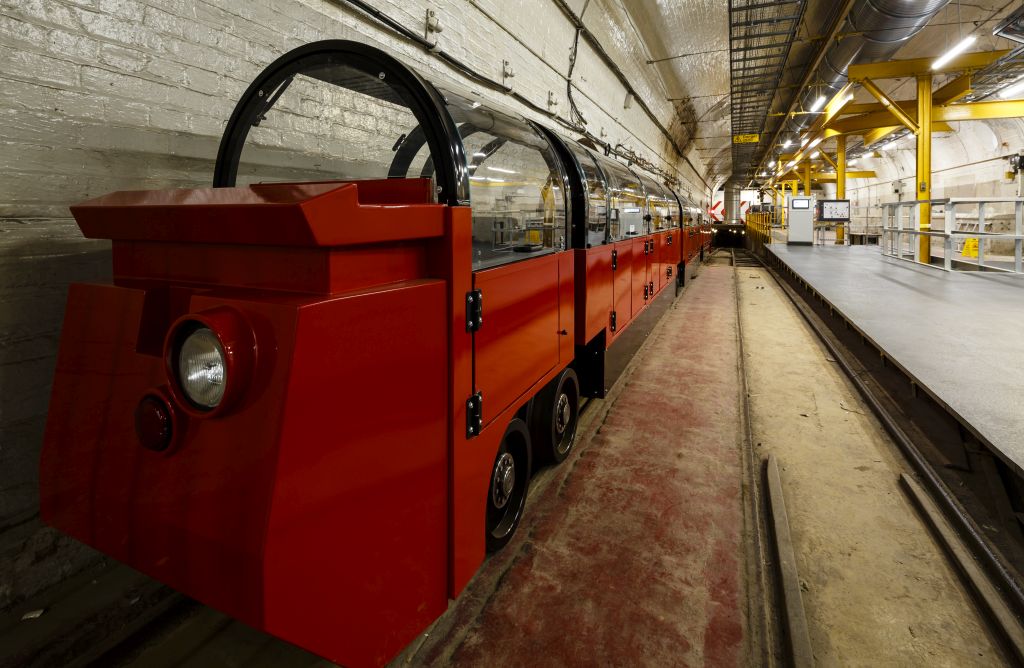 É possível conhecer trens antigos dos correios de Londres