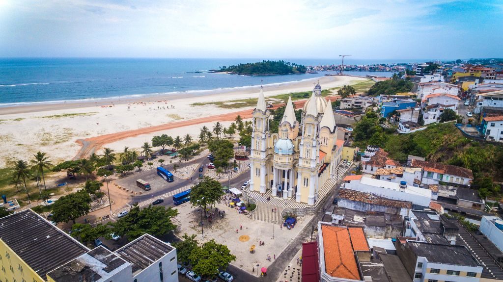 Vista da praia e da igreja em Ilhéus | Divulgação 