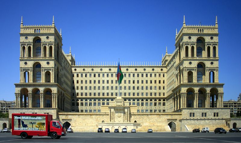 Monumentos históricos compõe a paisagem de Baku