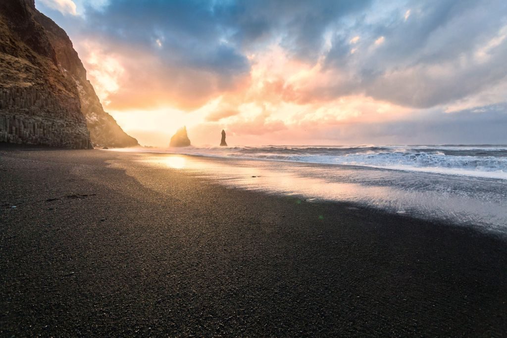 Reynisfjara, a praia de areia negra | Divulgação 