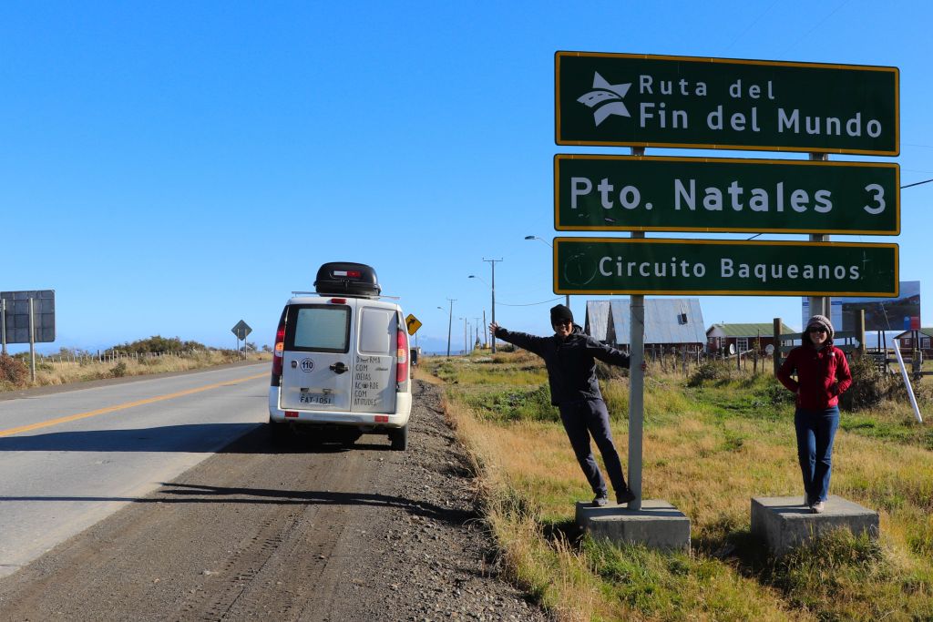 Casal transforma furgão em motorhome para viajar pela América do Sul