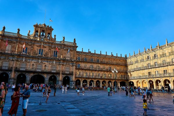 Turistas e moradores em Salamanca, na Espanha | Pixabay 