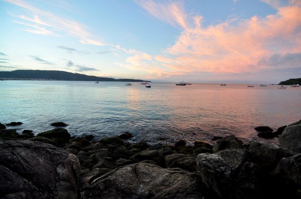 Vista de Bombinhas, em Santa Catarina | <a href="https://visualhunt.co/a2/a56a8537">Shinagawa</a> on <a href="https://visualhunt.com/re4/71c384c2">Visual Hunt</a> / <a href="http://creativecommons.org/licenses/by/2.0/"> CC BY</a>