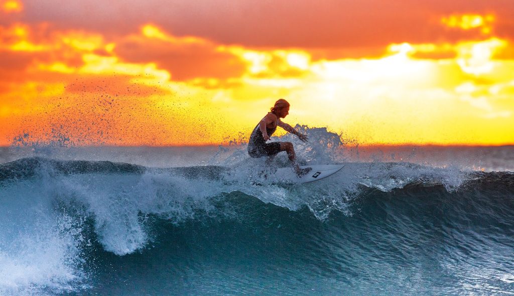 Adrenalina e diversão: conheça 20 praias para surfar pelo mundo