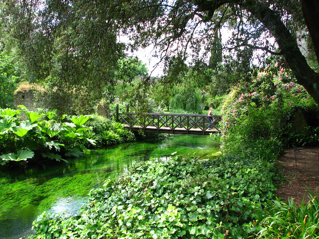 Beleza e tranquilidade: conheça o Jardim de Ninfa, na Itália