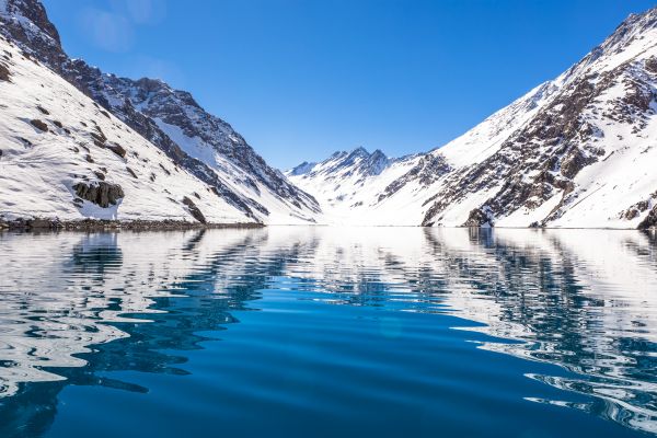 O lago é cercado pela Cordilheira dos Andes | Divulgação 