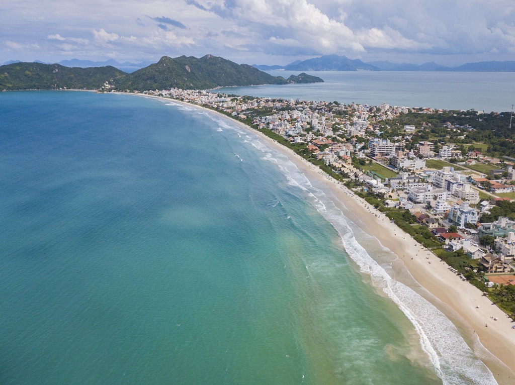 Bombinhas (SC) é uma ótima opção para explorar a natureza em família