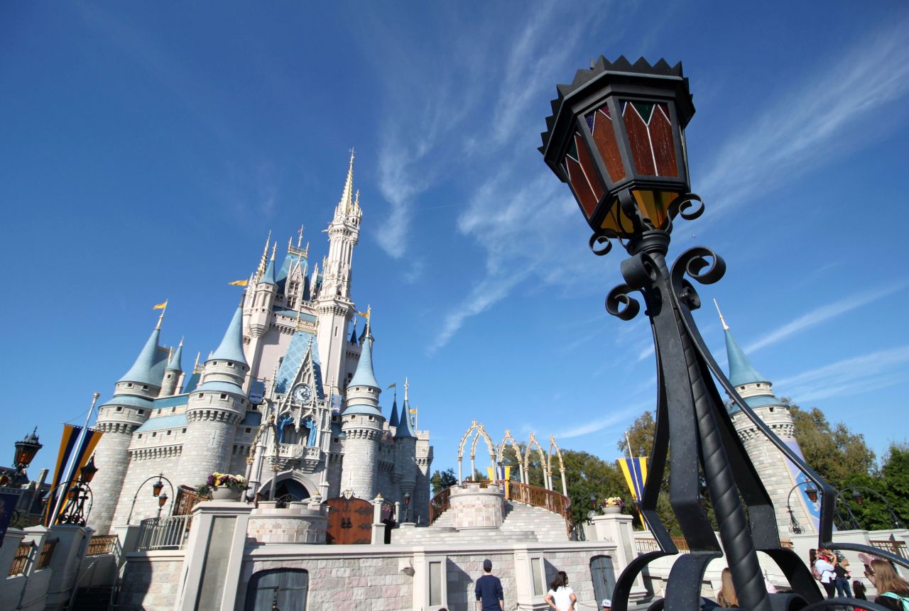 Parques da Disney em Orlando, Califórnia e Paris fecham por conta do coronavírus