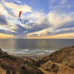 Vídeo: saiba como é surfar e voar de paraglider em San Diego