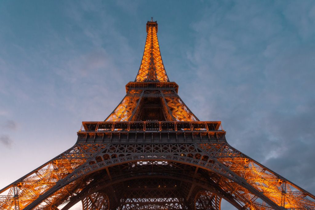 Torre Eiffel reabre ao público após três meses fechada