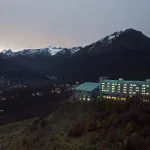 Luzes na janela de hotel na Patagônia transmitem mensagem de união