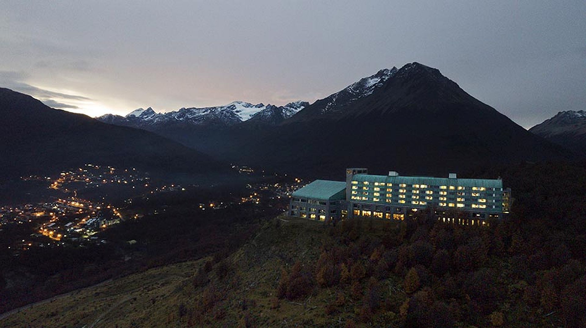 Luzes na janela de hotel na Patagônia transmitem mensagem de união