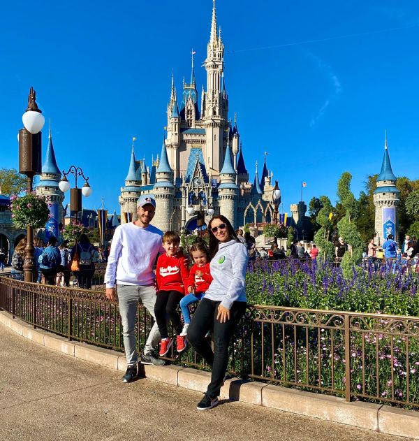 Youtuber com a família no parque da Disney, na Flórida | Divulgação 