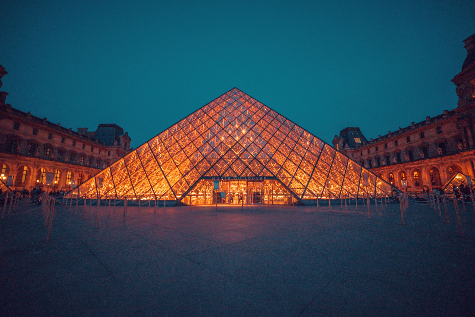 Museu do Louvre, em Paris, será reaberto em julho