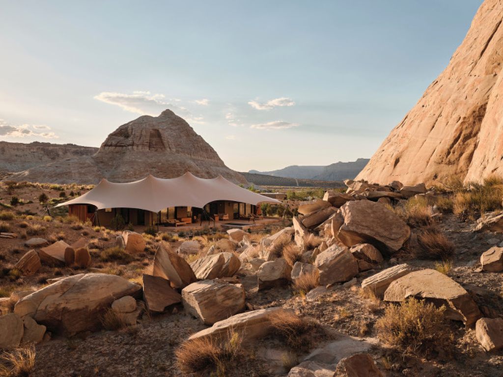 Voo de avião e spa com argila: hotel oferece luxo em pleno deserto americano