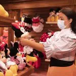 Disneyland Paris reabre sem fogos e abraços